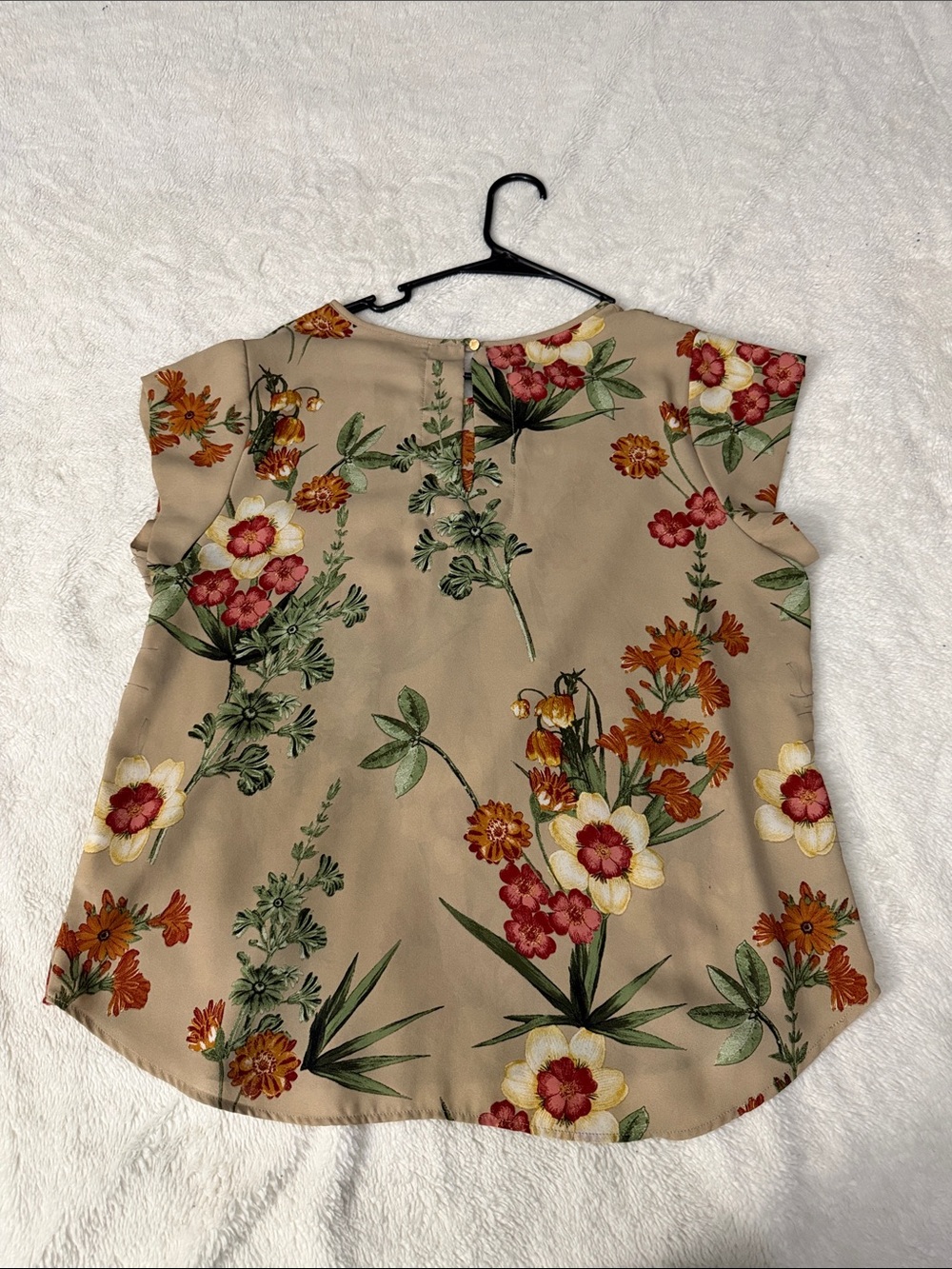Lily White Beige Floral Short-Sleeve Blouse - Picture 2 of 4